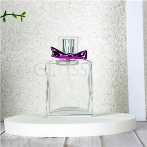 Antikke parfumeflasker med parfume sprøjte